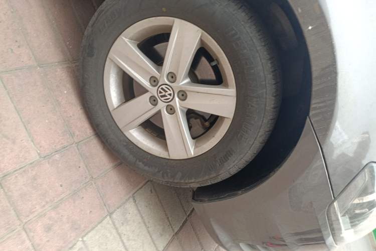 Used Volkswagen Bora 2014 1.6L Manual Fashion Edition Right Front Wheel Hub