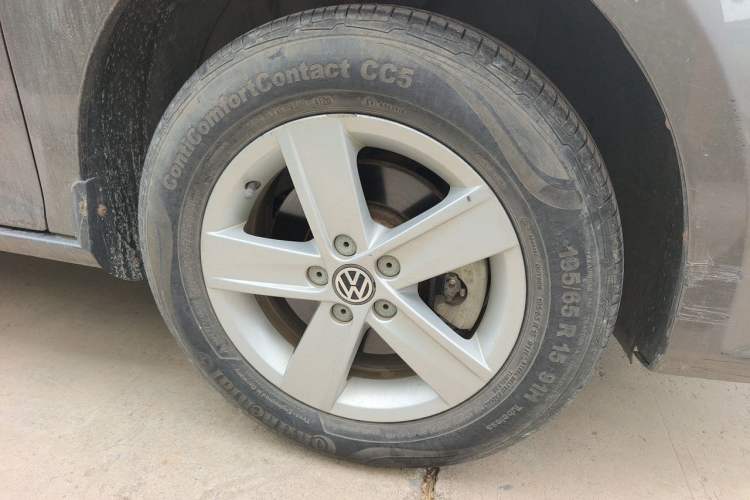 Used Volkswagen Bora 2014 1.6L Manual Fashion Edition Right Front Wheel Hub