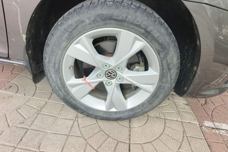 Used Volkswagen Bora 2014 1.6L Manual Comfort Model Right Front Wheel Hub