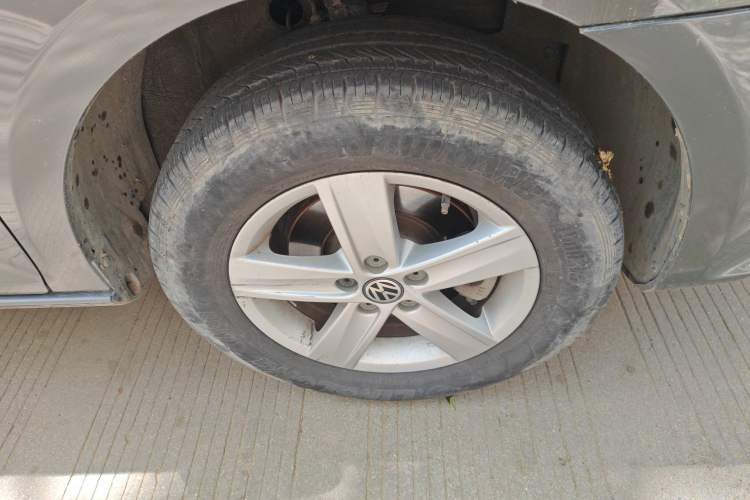 Used Volkswagen Bora 2014 1.6L Manual Fashion Edition Right Front Wheel Hub