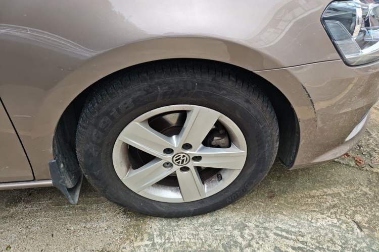Used Volkswagen Bora 2014 1.6L Automatic Fashion Model Right Front Wheel Hub