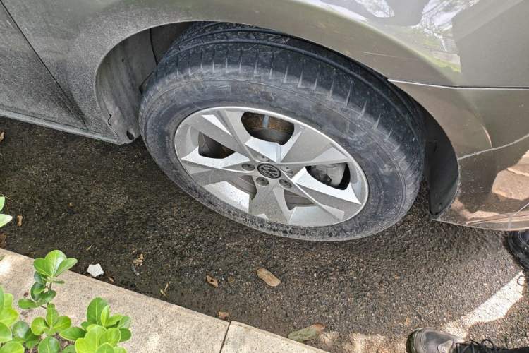 Used Volkswagen Bora 2014 1.6L Automatic Comfort Model Right Front Wheel Hub