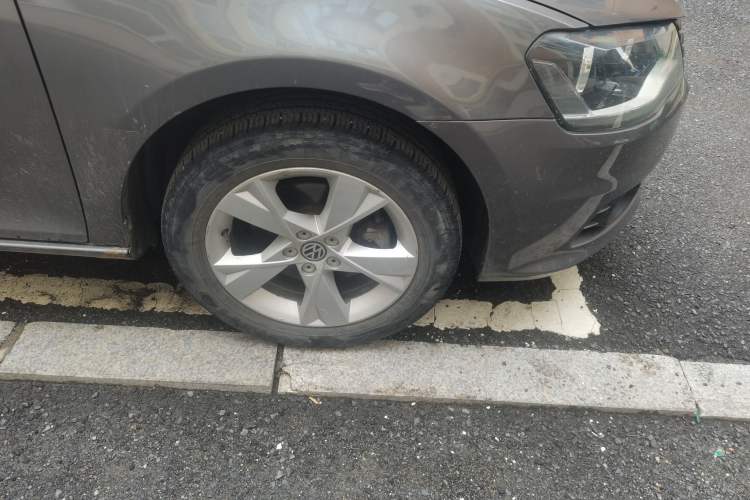 Used Volkswagen Bora 2014 1.6L Manual Comfort Model Right Front Wheel Hub