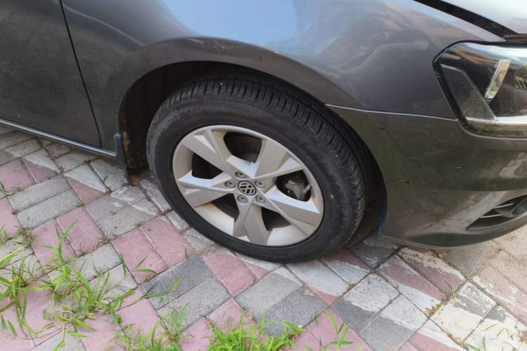 Used Volkswagen Bora 2014 1.6L Manual Comfort Model Right Front Wheel Hub