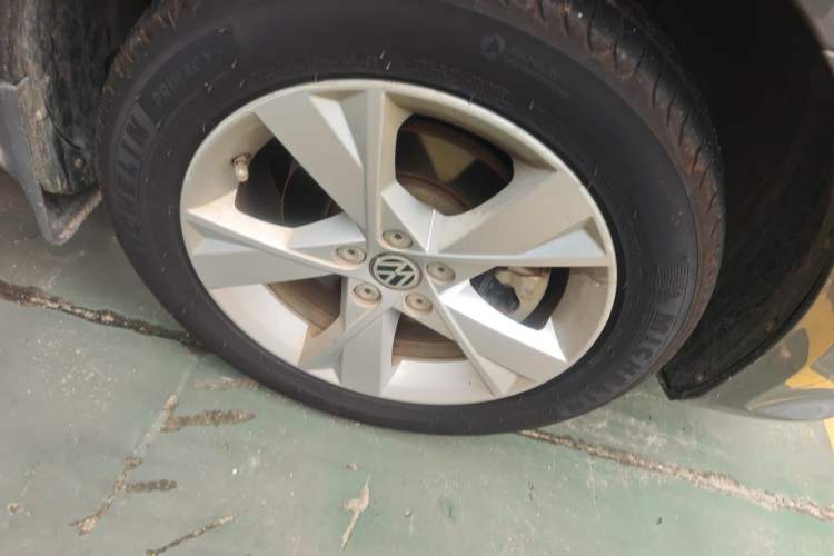 Used Volkswagen Bora 2014 1.6L Automatic Comfort Model Right Front Wheel Hub