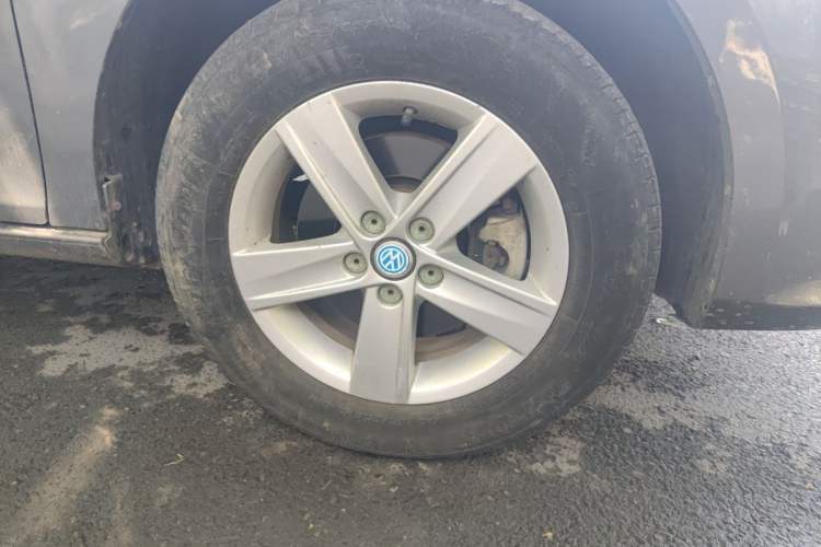 Used Volkswagen Bora 2014 1.6L Manual Fashion Edition Right Front Wheel Hub
