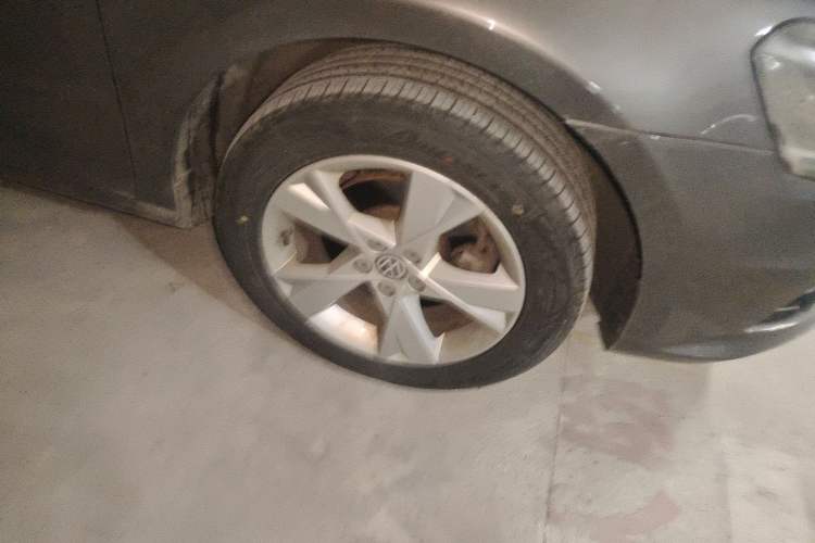 Used Volkswagen Bora 2014 1.6L Automatic Comfort Model Right Front Wheel Hub