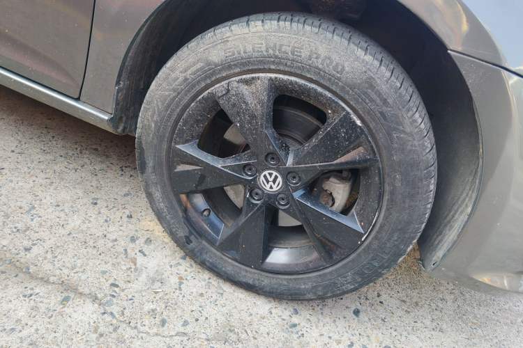 Used Volkswagen Bora 2014 1.6L Automatic Comfort Model Right Front Wheel Hub