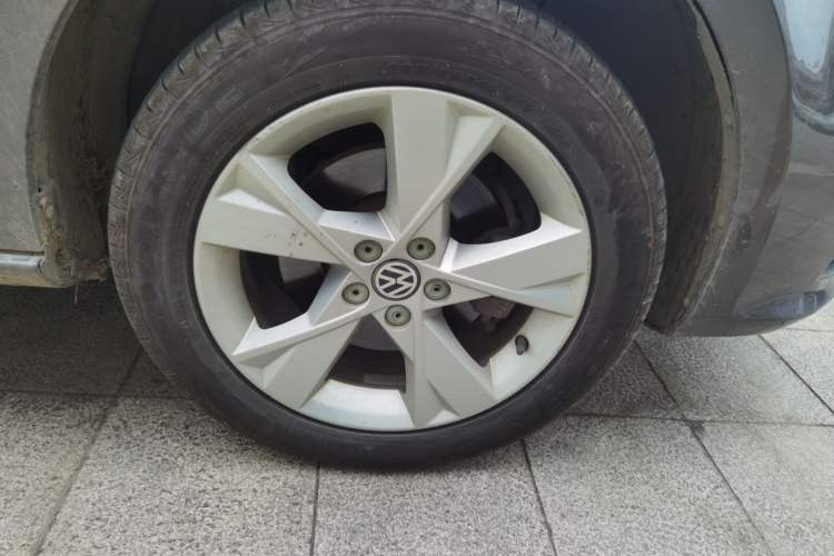Used Volkswagen Bora 2014 1.6L Automatic Comfort Model Right Front Wheel Hub