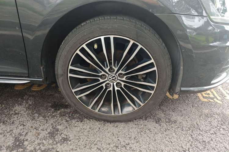 Used Volkswagen Bora 2014 1.4TSI Automatic Sportline Right Front Wheel Hub