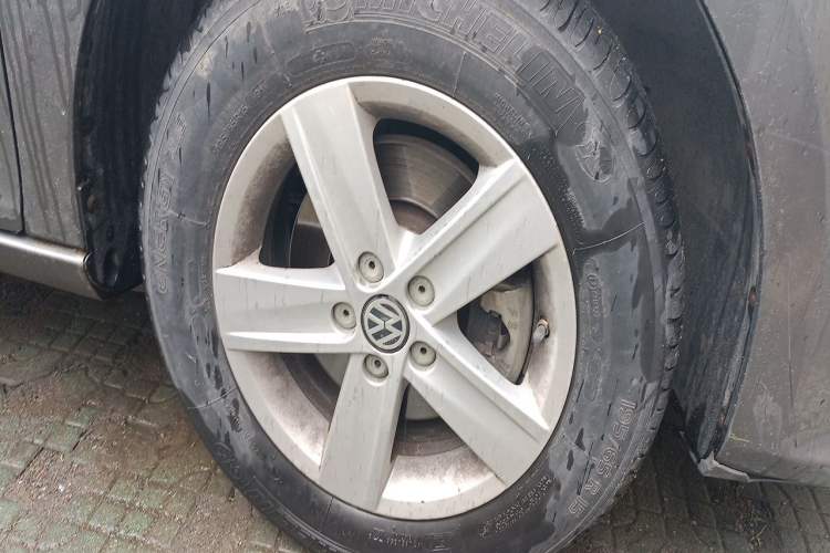 Used Volkswagen Bora 2014 1.6L Manual Fashion Edition Right Front Wheel Hub
