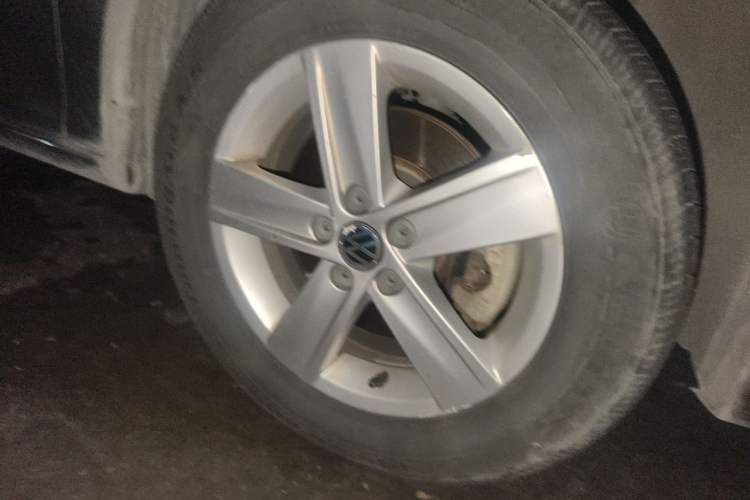 Used Volkswagen Bora 2014 1.6L Automatic Fashion Model Right Front Wheel Hub