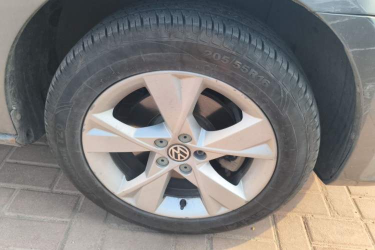 Used Volkswagen Bora 2014 1.6L Manual Comfort Model Right Front Wheel Hub