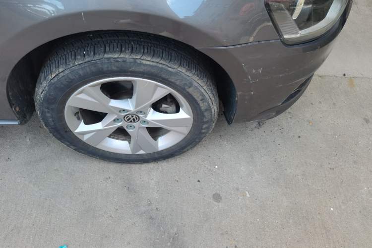 Used Volkswagen Bora 2014 1.6L Automatic Comfort Model Right Front Wheel Hub