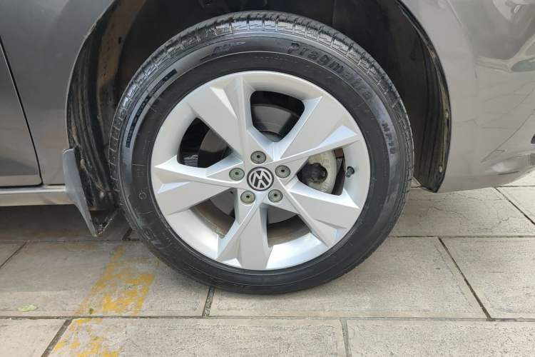 Used Volkswagen Bora 2014 1.6L Automatic Comfort Model Right Front Wheel Hub