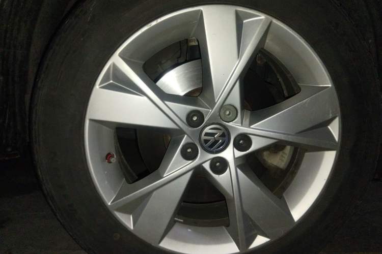 Used Volkswagen Bora 2014 1.6L Manual Comfort Model Right Front Wheel Hub