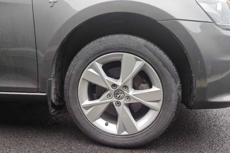 Used Volkswagen Bora 2014 1.6L Manual Comfort Model Right Front Wheel Hub