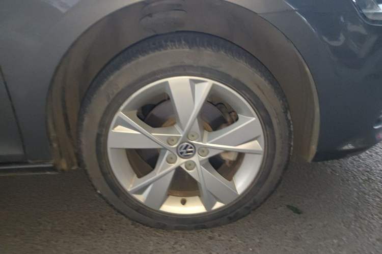 Used Volkswagen Bora 2014 1.6L Manual Comfort Model Right Front Wheel Hub