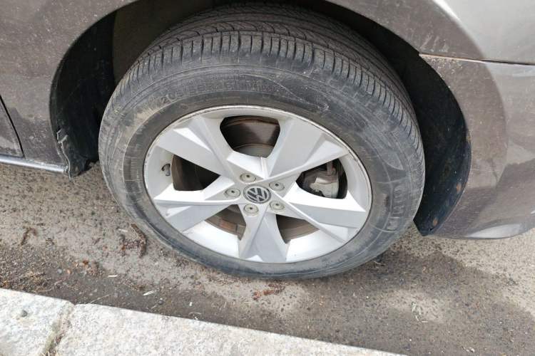 Used Volkswagen Bora 2014 1.6L Automatic Comfort Model Right Front Wheel Hub