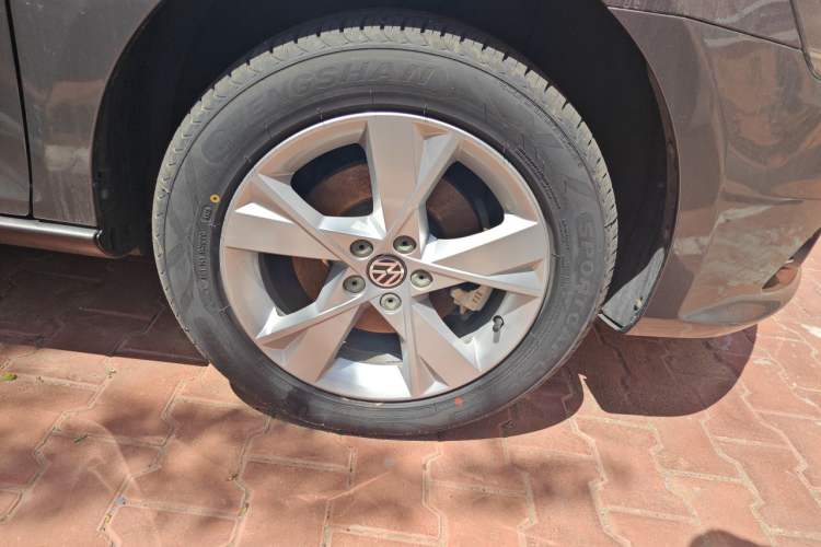 Used Volkswagen Bora 2014 1.6L Manual Comfort Model Right Front Wheel Hub