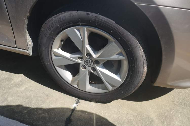 Used Volkswagen Bora 2014 1.6L Manual Comfort Model Right Front Wheel Hub