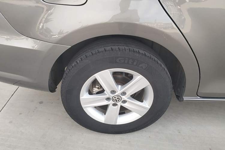 Used Volkswagen Bora 2014 1.6L Automatic Fashion Model Right Rear Wheel Hub
