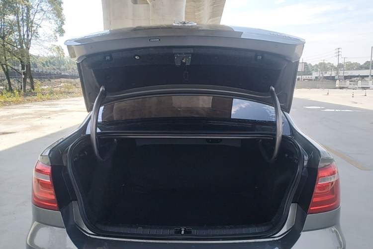 Used Volkswagen Bora 2014 1.6L Automatic Fashion Model Trunk