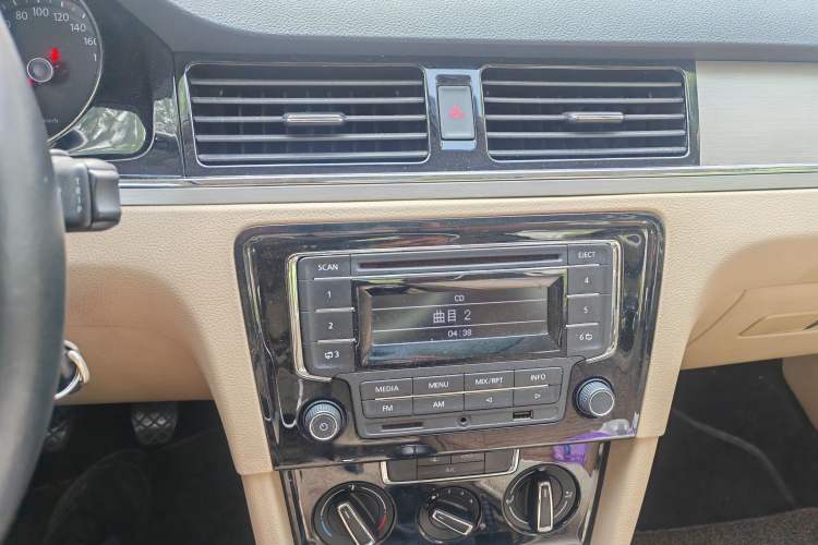 Used Volkswagen Bora 2014 1.6L Manual Comfort Model Audio And AC Panel