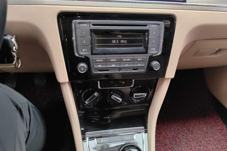 Used Volkswagen Bora 2014 1.6L Manual Comfort Model Audio And AC Panel