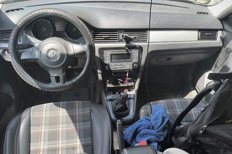 Used Volkswagen Bora 2014 1.6L Manual Fashion Edition Center Console