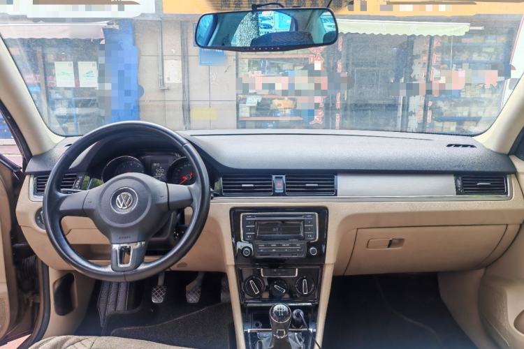 Used Volkswagen Bora 2014 1.6L Manual Comfort Model Center Console