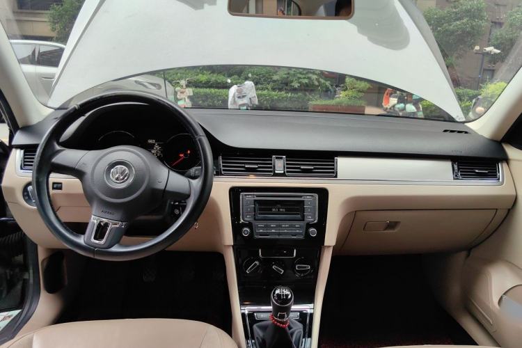 Used Volkswagen Bora 2014 1.6L Manual Comfort Model Center Console