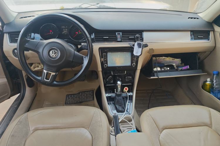Used Volkswagen Bora 2014 1.6L Automatic Comfort Model Center Console