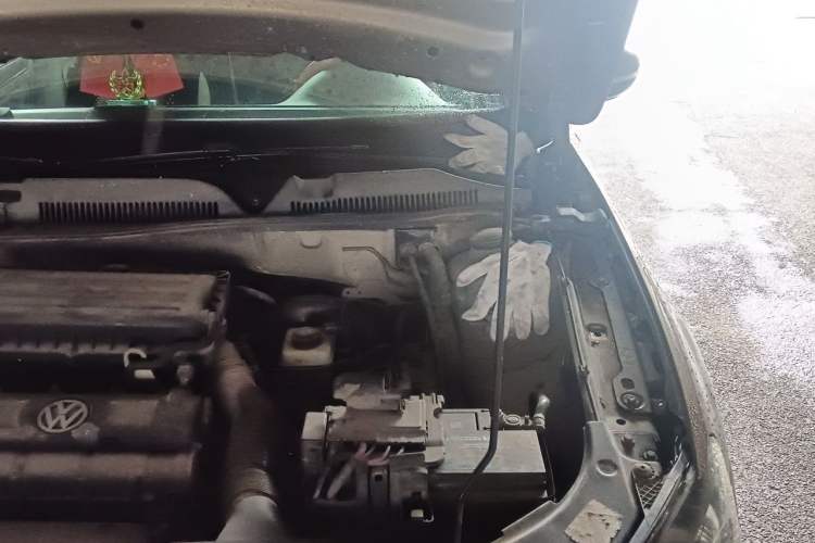 Used Volkswagen Bora 2014 1.6L Automatic Fashion Model Engine Bay Left