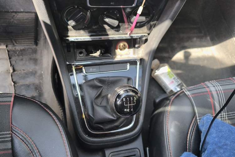 Used Volkswagen Bora 2014 1.6L Manual Fashion Edition Gear Lever