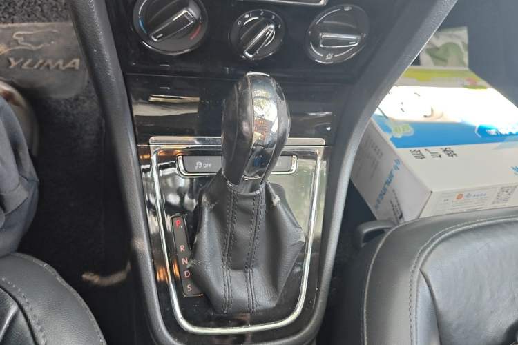 Used Volkswagen Bora 2014 1.6L Automatic Comfort Model Gear Lever