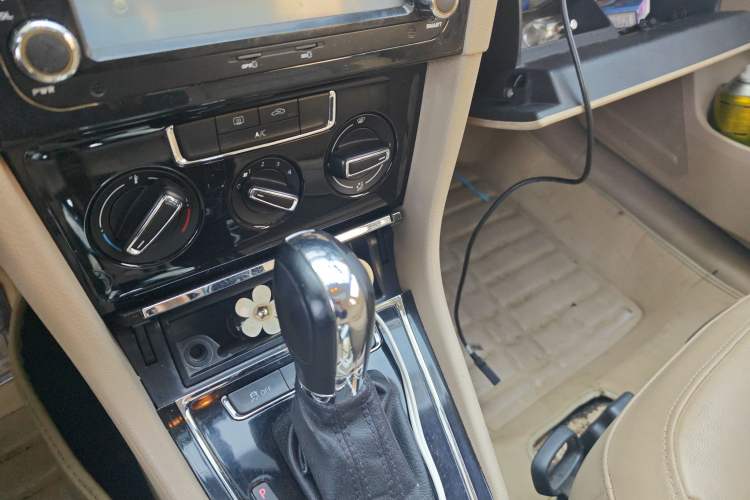 Used Volkswagen Bora 2014 1.6L Automatic Comfort Model Gear Lever