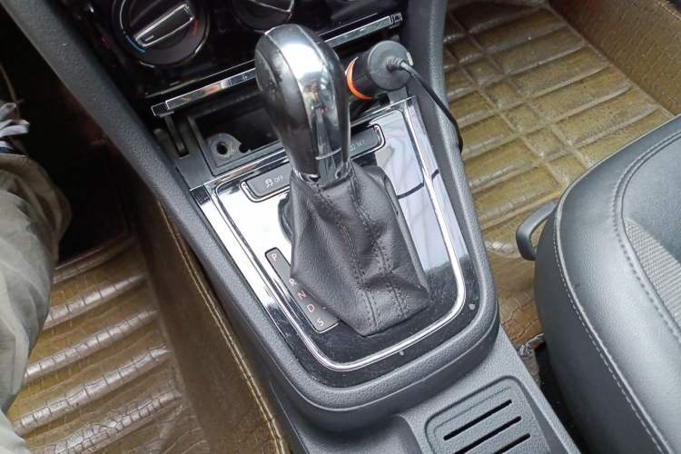 Used Volkswagen Bora 2014 1.6L Automatic Comfort Model Gear Lever