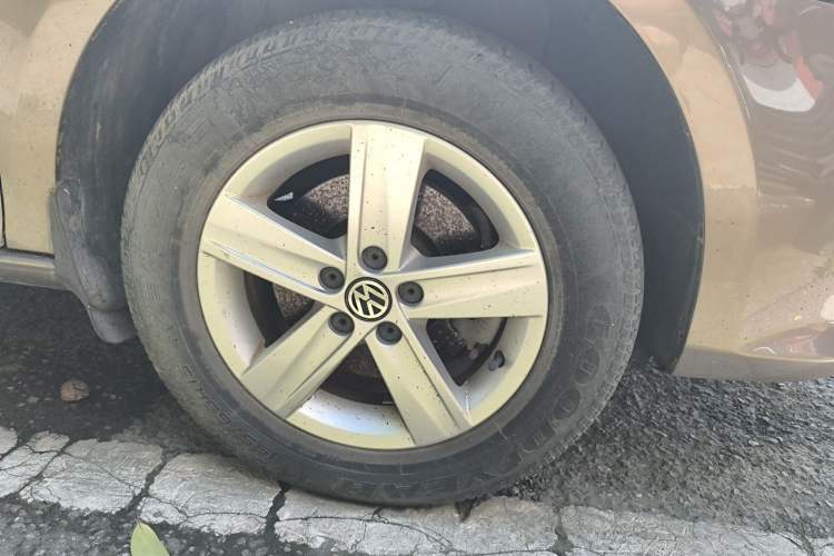 Used Volkswagen Bora 2014 1.6L Manual Fashion Edition Right Front Wheel Hub