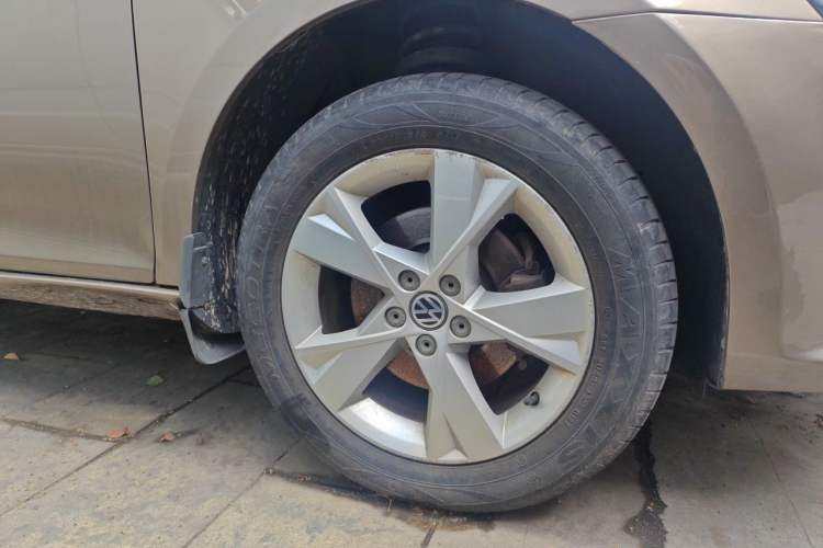 Used Volkswagen Bora 2014 1.6L Manual Comfort Model Right Front Wheel Hub