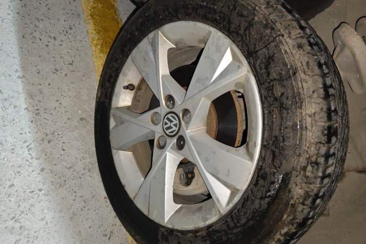 Used Volkswagen Bora 2014 1.6L Automatic Comfort Model Right Front Wheel Hub