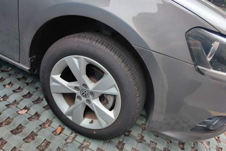 Used Volkswagen Bora 2014 1.6L Manual Comfort Model Right Front Wheel Hub