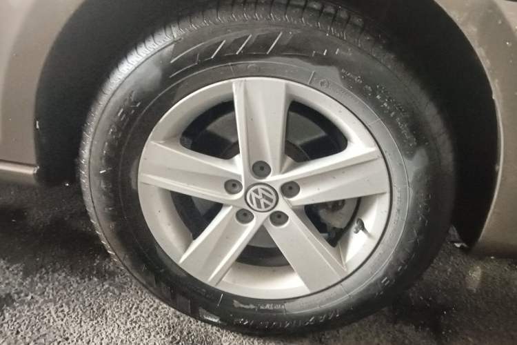 Used Volkswagen Bora 2014 1.6L Automatic Fashion Model Right Front Wheel Hub