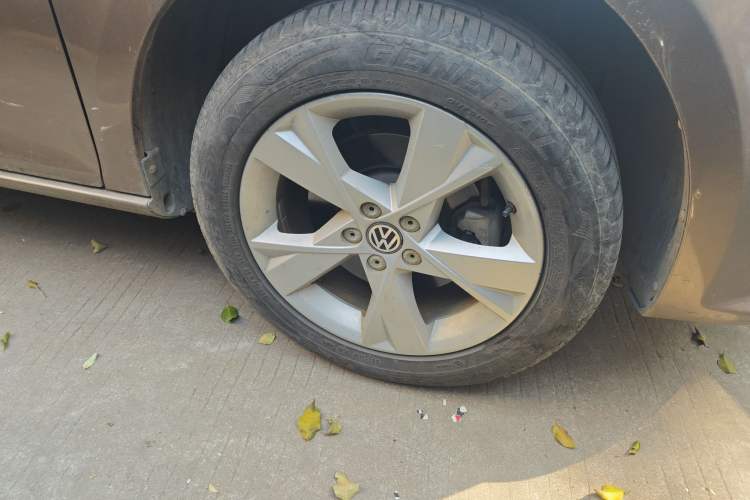 Used Volkswagen Bora 2014 1.6L Automatic Comfort Model Right Front Wheel Hub