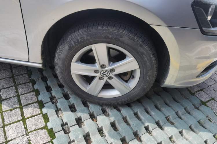 Used Volkswagen Bora 2014 1.6L Automatic Fashion Model Right Front Wheel Hub