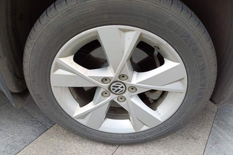 Used Volkswagen Bora 2014 1.6L Automatic Comfort Model Right Front Wheel Hub