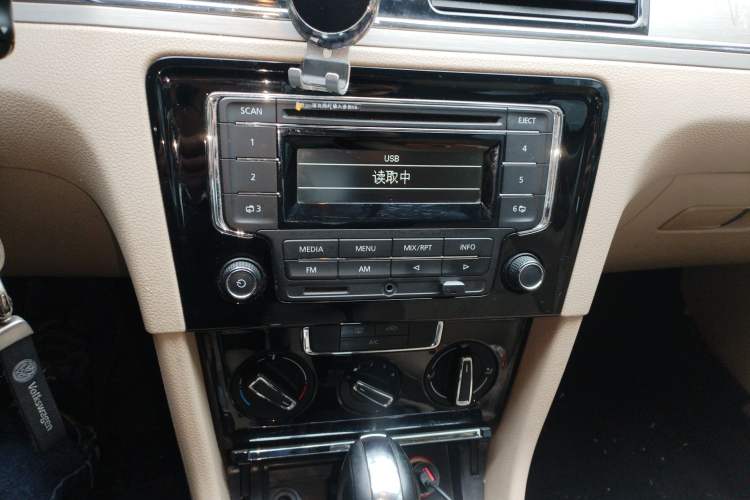 Used Volkswagen Bora 2014 1.6L Automatic Comfort Model Audio And AC Panel