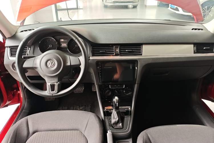 Used Volkswagen Bora 2014 1.6L Automatic Fashion Model Center Console