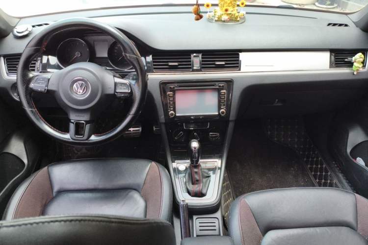 Used Volkswagen Bora 2014 1.4TSI Automatic Sportline Center Console