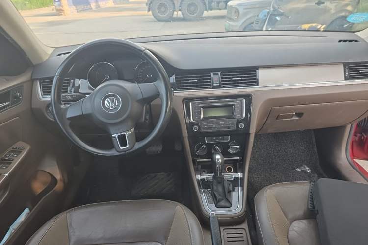 Used Volkswagen Bora 2014 1.6L Automatic Comfort Model Center Console